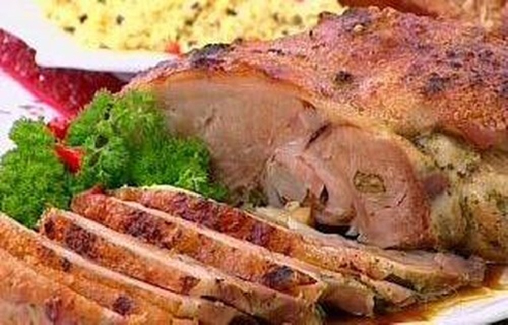 Ir para  <ul>
	<li>1 pernil de 4 ou 5 kg;</li>
	<li>1 cabe&ccedil;a de alho espremido ou socado;</li>
	<li>6 cebolas pequenas picadas;</li>
	<li>1 ma&ccedil;o de salsinha e cebolinha...